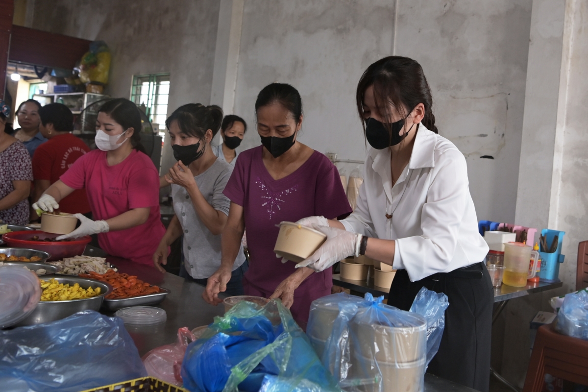 Cả tuần nay có một nhóm tự nguyện của người dân ở xã Đại Phúc (huyện Đại Từ cũ) cách thành phố khoảng 30km mỗi ngày nấu cả nghìn suất cơm rồi chia nhau đi phân phát khắp <a href="https://vov.vn/xa-hoi/hang-nghin-suat-com-tu-thien-vuot-may-chuc-km-den-vung-lu-thai-nguyen-post1237175.vov" target="_blank">vùng lũ ở Thái Nguyên,</a> chia sẻ với bà con gặp khó khăn.