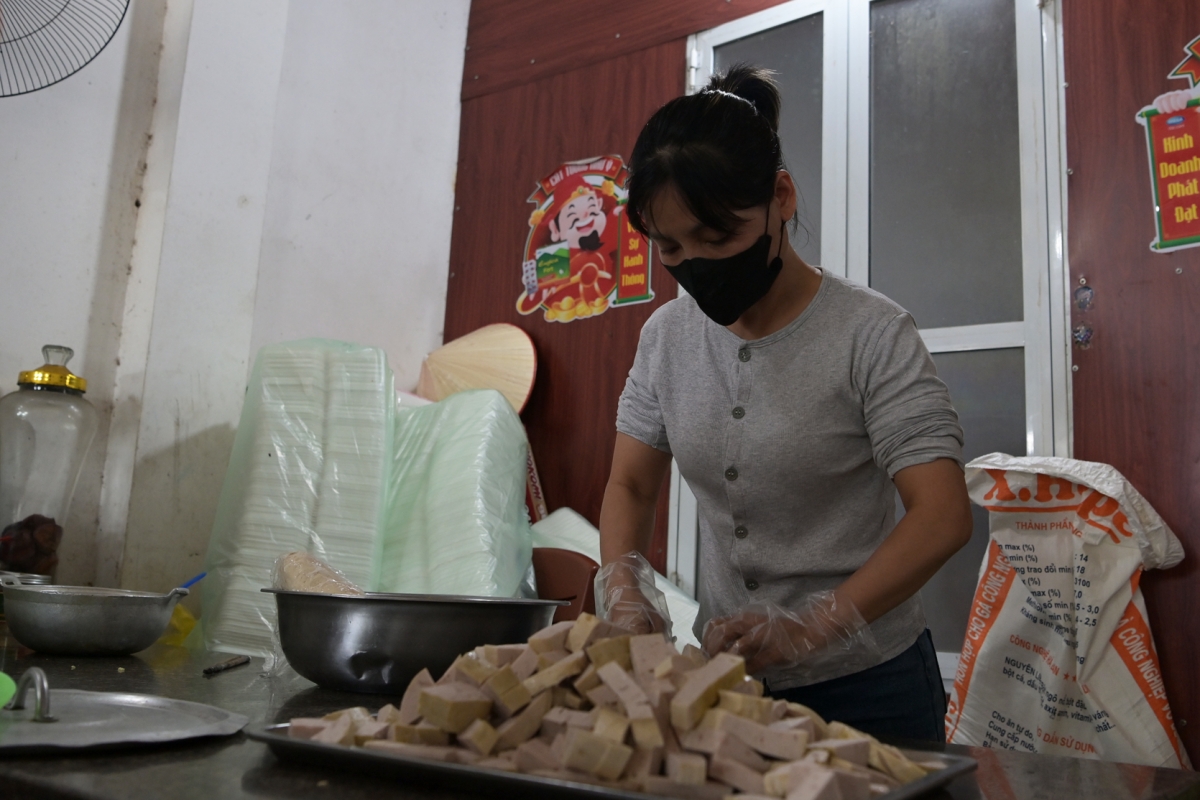 Theo chị Trần Thị Nga, xóm Sơn Tập, xã Đại Phúc (huyện Đại Từ cũ) khoảng 1 tuần nay mỗi ngày nhóm của chị nấu vài nghìn suất cơm từ thiện, rồi chia cho các thành viên chở đến vùng lũ ở TP Thái Nguyên, Đồng Hỷ, Phú Bình, Phổ Yên chia sẻ cho bà con nhân dân.