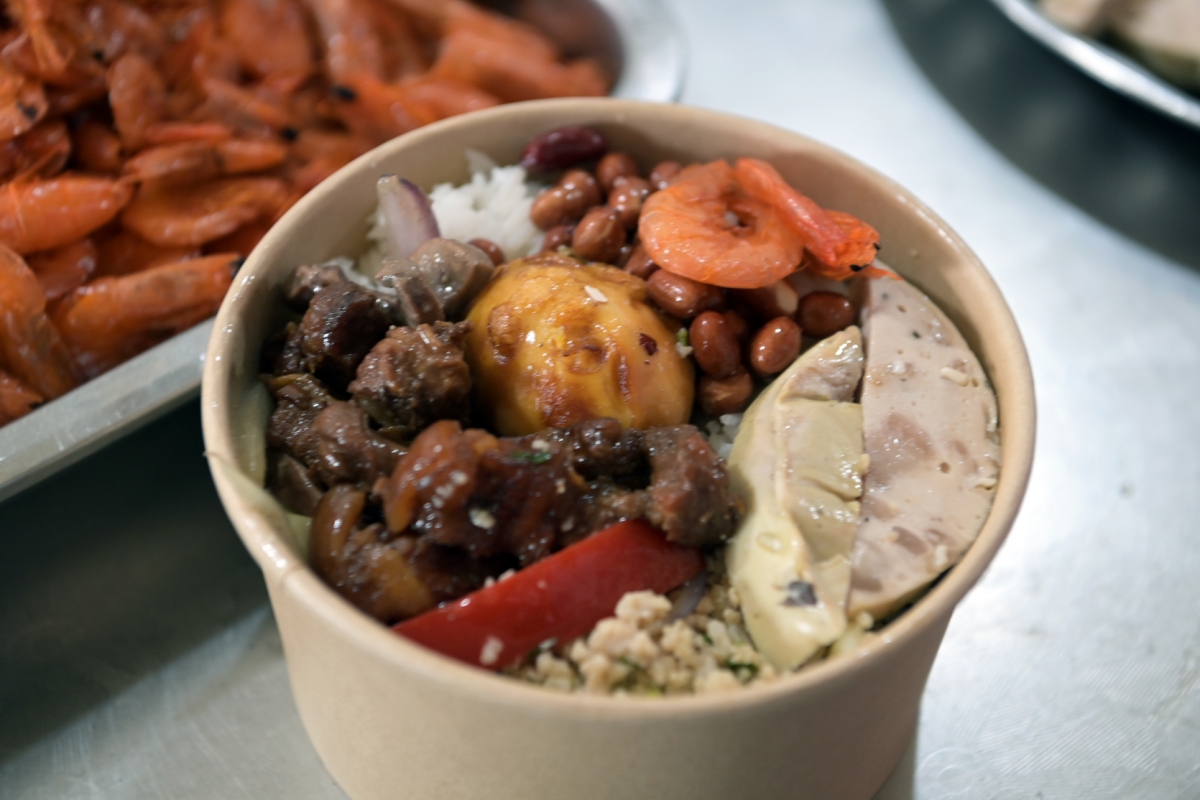 Trong điều kiện mưa lũ, những suất cơm nóng, mỗi thùng mì, chai nước, chiếc áo phao… tất cả đã và đang góp phần chia sẻ khó khăn của hàng nghìn người dân trong vùng ngập lụt. Và, trong hoạn nạn, tinh thần đoàn kết, sẻ chia lại một lần nữa nhân lên, trở thành điểm tựa vững vàng để Thái Nguyên cùng nhau vượt qua khó khăn, ổn định cuộc sống.