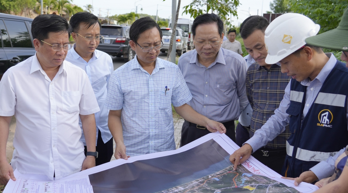Chủ tịch UBND tỉnh An Giang Hồ Văn Mừng kiểm tra tiến độ dự án tuyến tàu điện đô thị đoạn 1 tại Phú Quốc.