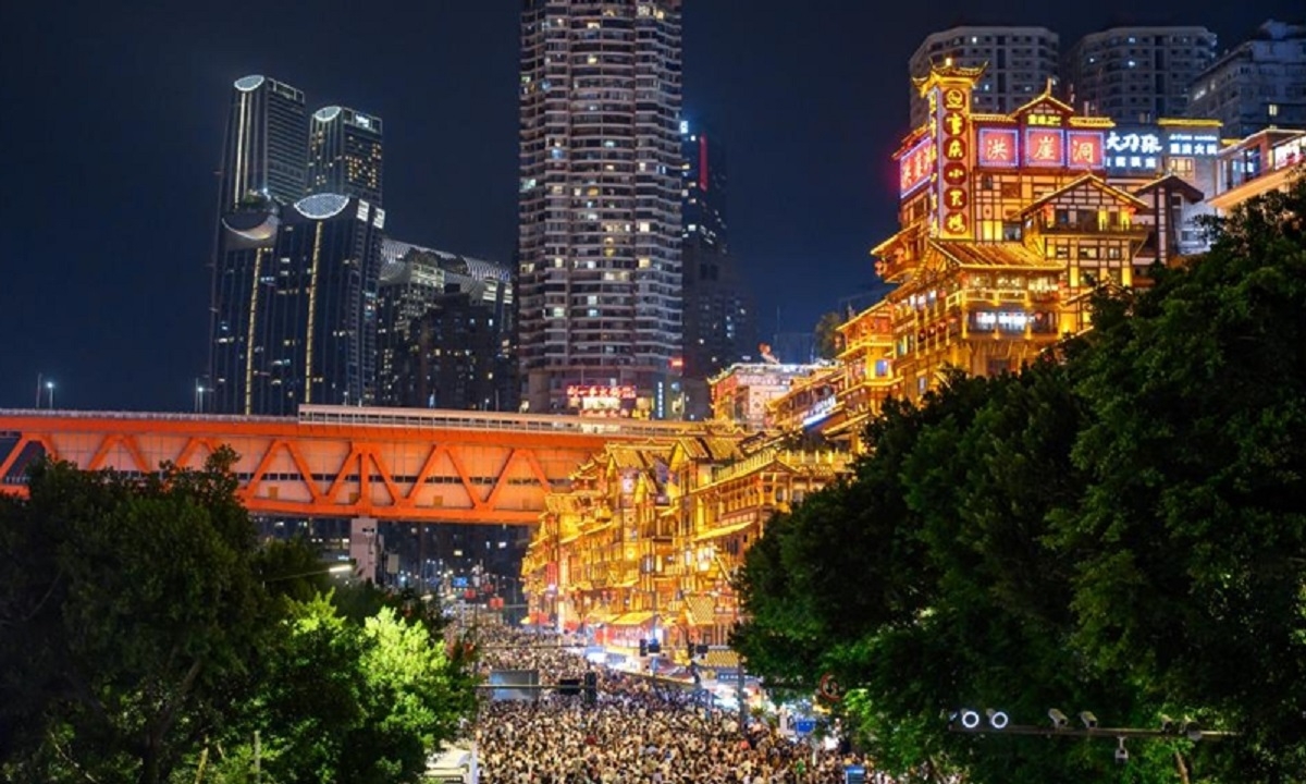 Du khách tham quan khu danh thắng Hồng Nhai Động ở thành phố Trùng Khánh, miền Tây Nam Trung Quốc ngày 3/10/2025                           Ảnh: Tân Hoa xã