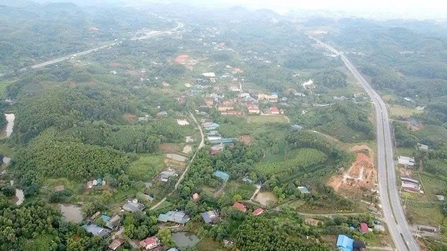 Dự án đường sắt Lào Cai - Hà Nội - Hải Phòng đã tổ chức triển khai giải phóng mặt bằng đồng loạt tại 20 địa phương có tuyến đi qua. (Ảnh: Lao động)