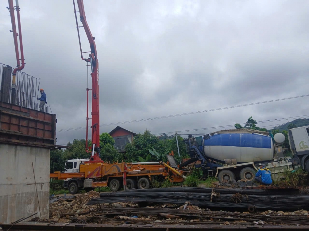 Các nhà thầu tranh thủ các mặt bằng đã bàn giao thi công cầu, cống trên tuyến đường liên vùng