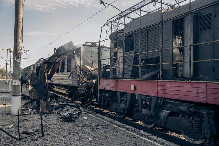 Một đoàn tàu của Ukraine bị hư hại nghiêm trọng. Ảnh: Getty