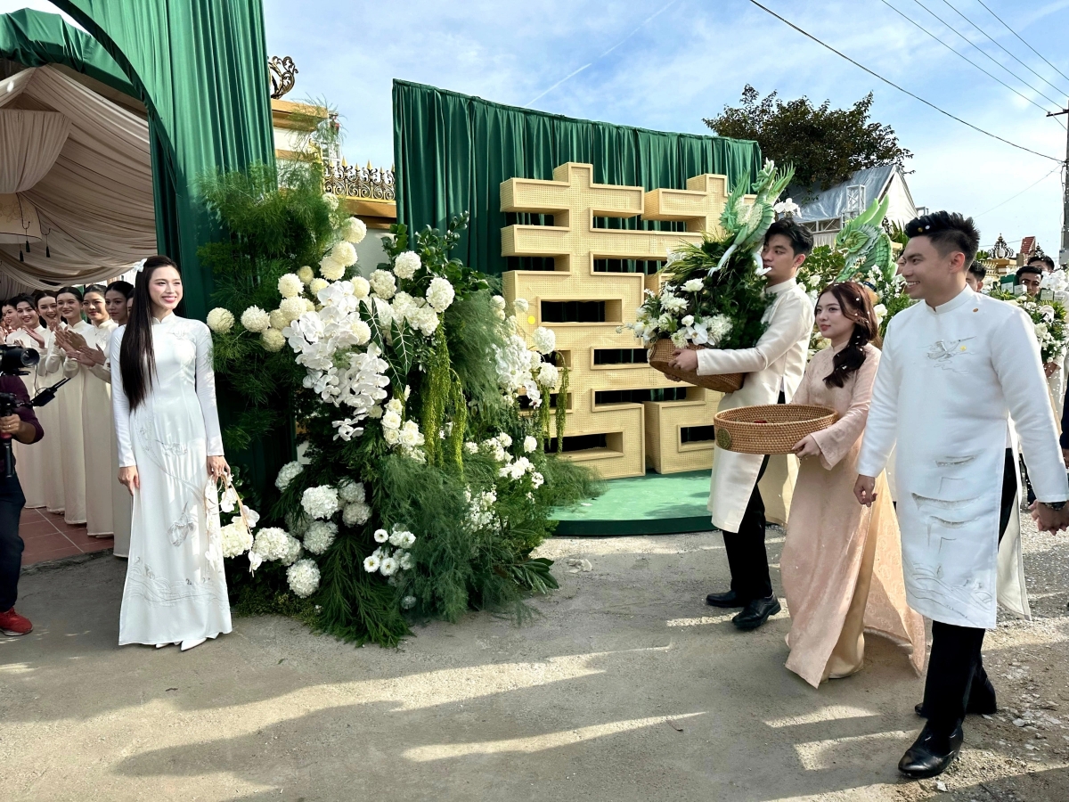 Hoa hậu Đỗ Thị Hà thẹn thùng, có lúc rơi nước mắt vì xúc động trong lễ nạp tài với doanh nhân Nguyễn Viết Vương.