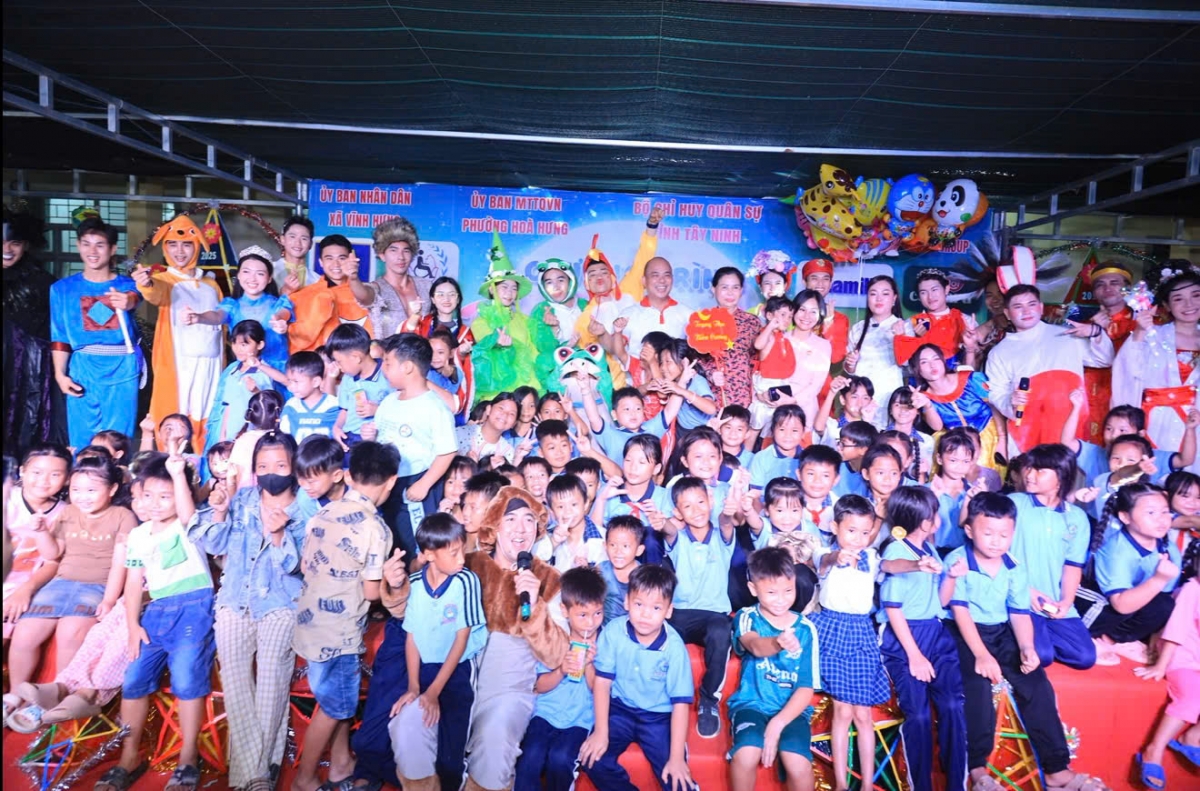 Hàng chục ngàn sản phẩm dinh dưỡng Vinamilk đã được gửi tặng cho thiếu nhi vùng biên tại xã Vĩnh Hưng, tỉnh Tây Ninh trong chương trình “Trung thu biên cương”, như những ngọn đèn nhỏ thắp sáng niềm vui và lòng tự hào của tuổi thơ.