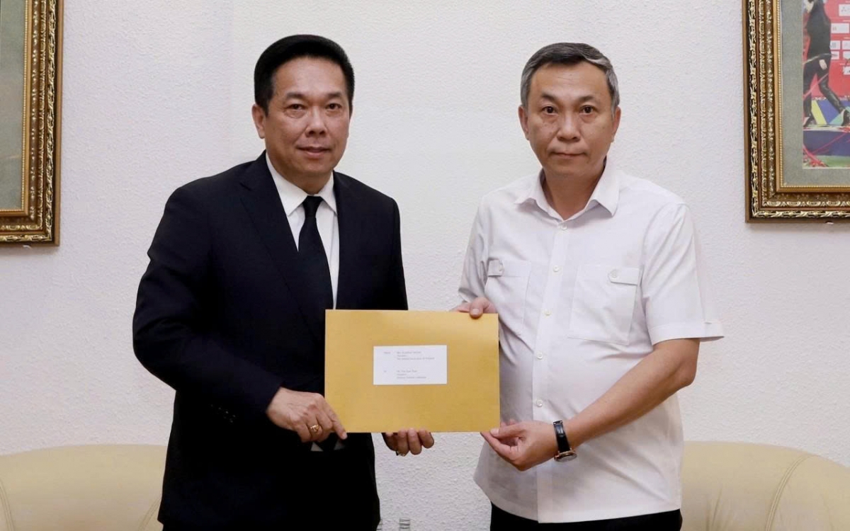 Phó Chủ tịch FAT -  Adisak Benjasiriwan và Chủ tịch VFF - Trần Quốc Tuấn. (Ảnh: VFF). 