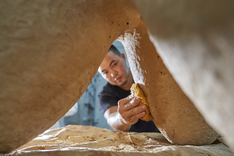 Nghệ sĩ Lê Anh Vũ đang trong hoàn thành tác phẩm điêu khắc gốm lớn nhất và cũng là tác phẩm gốm đầu tiên tại AIF