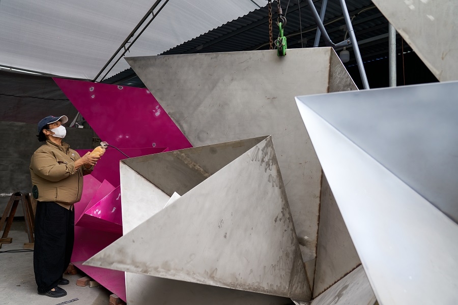 Nghệ sĩ Lê Thị Hiền nhỏ bé khi đứng trước tác phẩm đồ sộ của mình