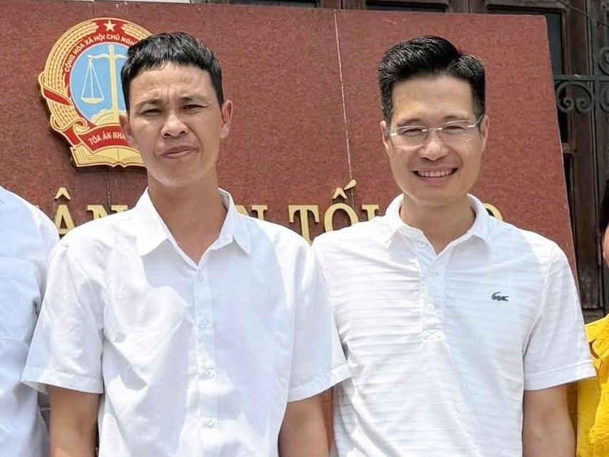 Anh Thái Khắc Thành và luật sư Lê Hồng Hiển sau phiên xét xử phúc thẩm ngày 17/10. 