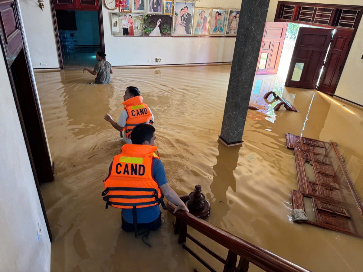 Vận động, hỗ trợ các hộ bị ngập di chuyển người và đồ đạc đến nơi an toàn. (Ảnh: CA xã Đa Phúc). 