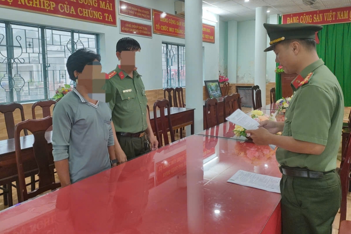 Điều tra viên tống đạt Quyết định khởi tố vụ án, khởi tố bị can, thực hiện lệnh bắt bị can để tạm giam đối với Giang Chí Hùng