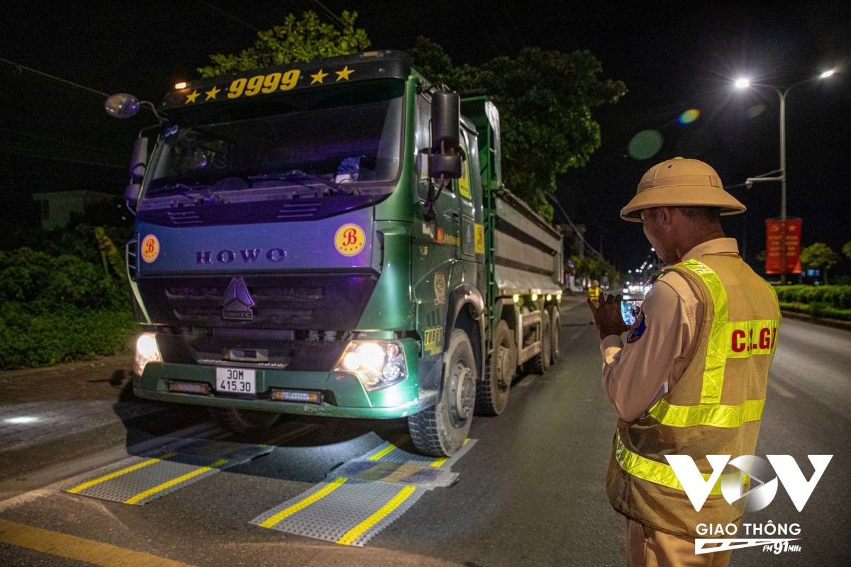 Để phá vỡ vòng vây thông tin này, kế hoạch kiểm tra được lực lượng CSGT Hà Nội thiết lập cực kỳ chặt chẽ: Tuần tra khép kín, kết hợp công khai và bí mật.