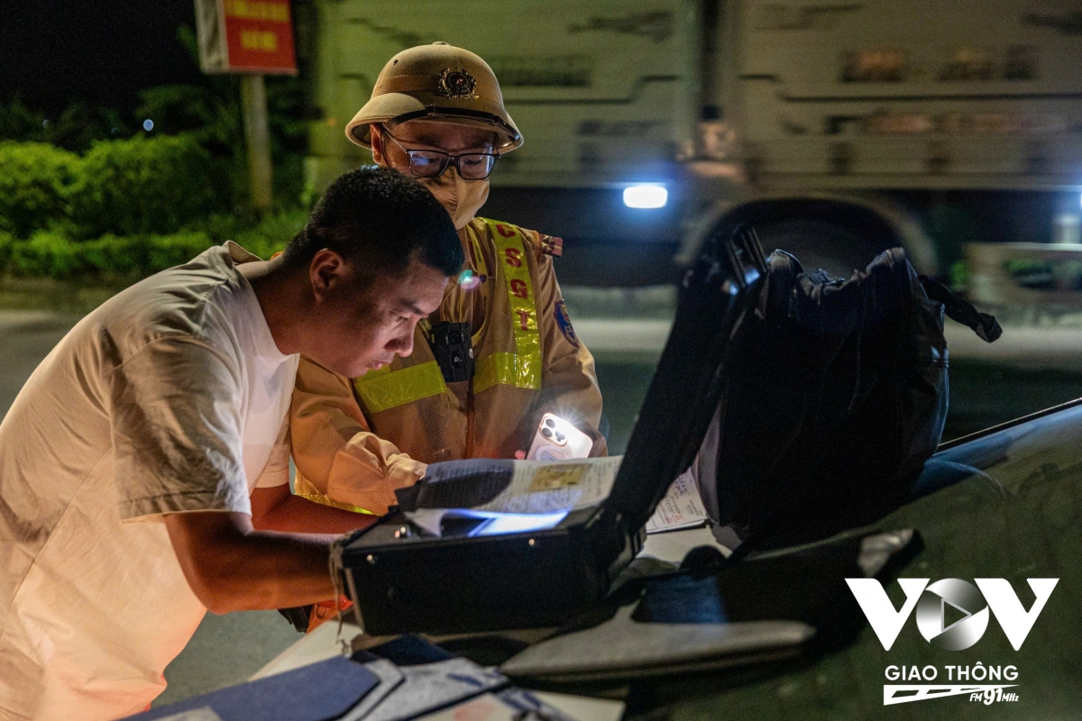 Chỉ trong vài giờ đầu tiên, hàng loạt xe tải chở vật liệu xây dựng bị dừng kiểm tra trên tuyến Quốc lộ 32 và đường trục phía Nam.