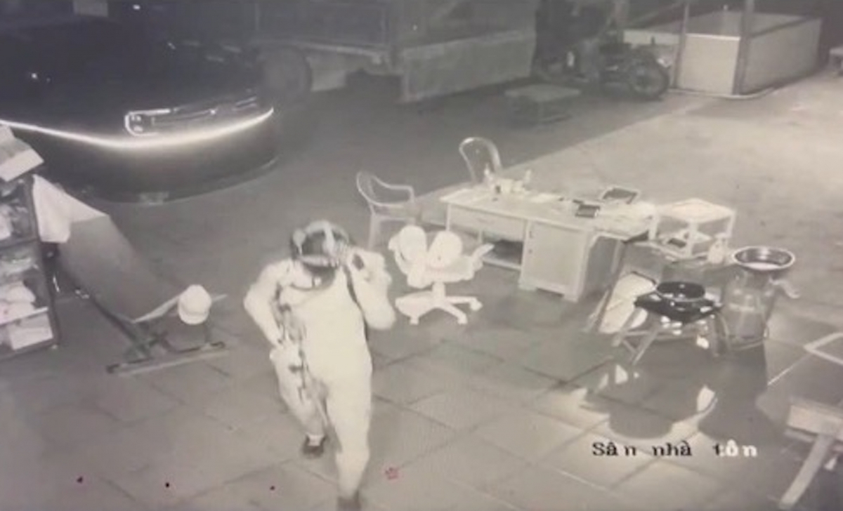 Hình ảnh trích xuất camera của gia đình nạn nhân khi Lê Sỹ Tùng gây án. (Ảnh: CACC)