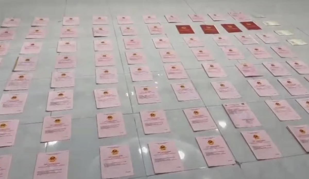 Kiểm tra két sắt của Ngân 98, công an thu giữ 80 giấy chứng nhận quyền sử dụng đất (sổ đỏ), hơn 8.000 USD, 4 sổ tiết kiệm ngân hàng cùng một số giấy tờ, vật chứng liên quan khác