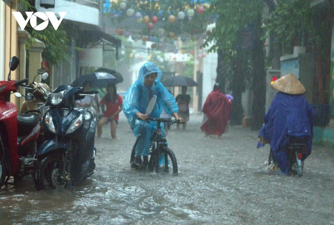 Nhiều học sinh vẫn phải đến trường trong điều kiện thời tiết nguy hiểm, nhiều nơi ngập sâu