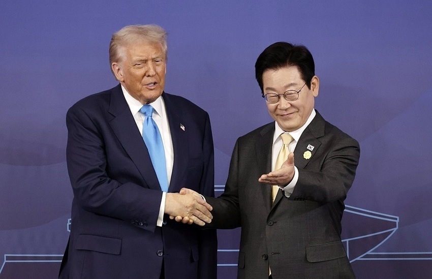 Tổng thống Mỹ Donald Trump gặp gỡ Tổng thống Hàn Quốc Lee Jae Myung tại Gyeongju chiều 29/10. Ảnh: Yonhap News