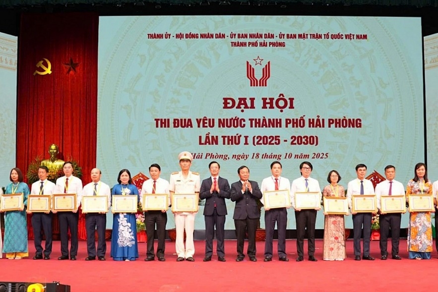 Trưởng Thuế TP.Hải Phòng Nguyễn Tiến Trường (thứ tư từ trái sang) nhận Bằng khen của UBND TP. Hải Phòng trao đơn vị có thành tích tiêu biểu xuất sắc phong trào thi đua yêu nước giai đoạn 2020 - 2025.