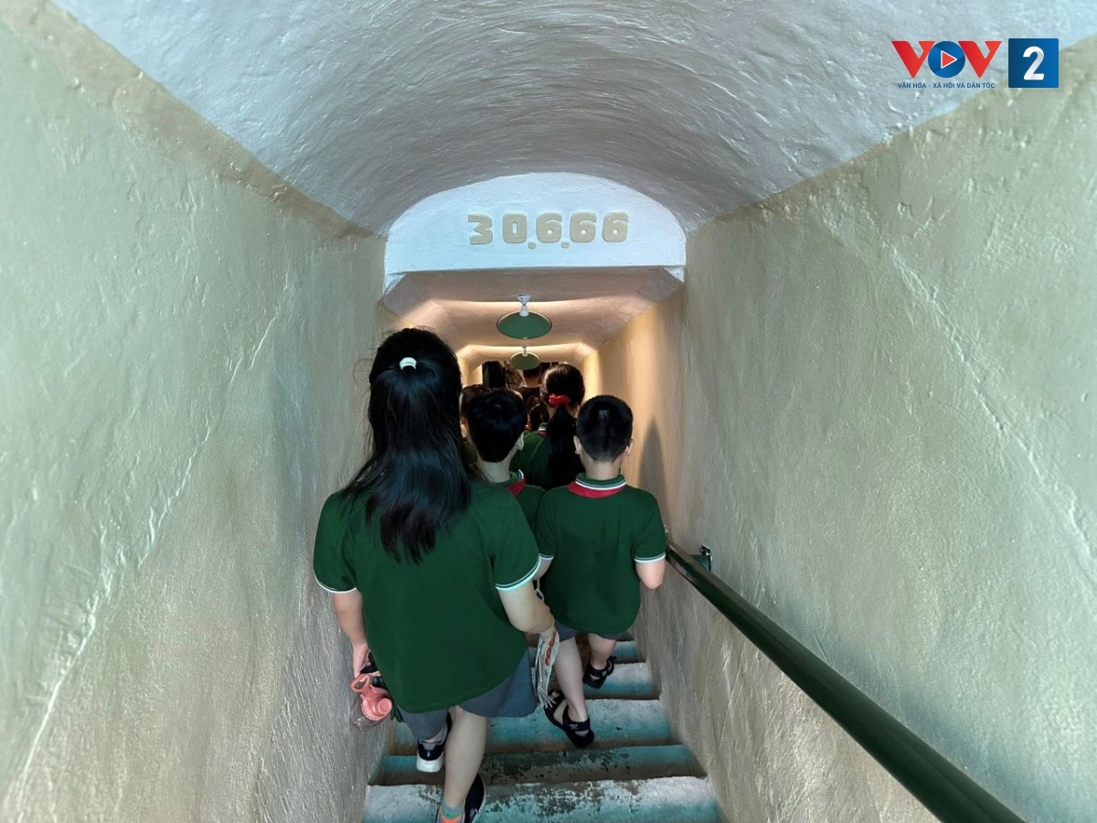 Lối xuống hầm còn ghi rõ mốc thời gian xây dựng