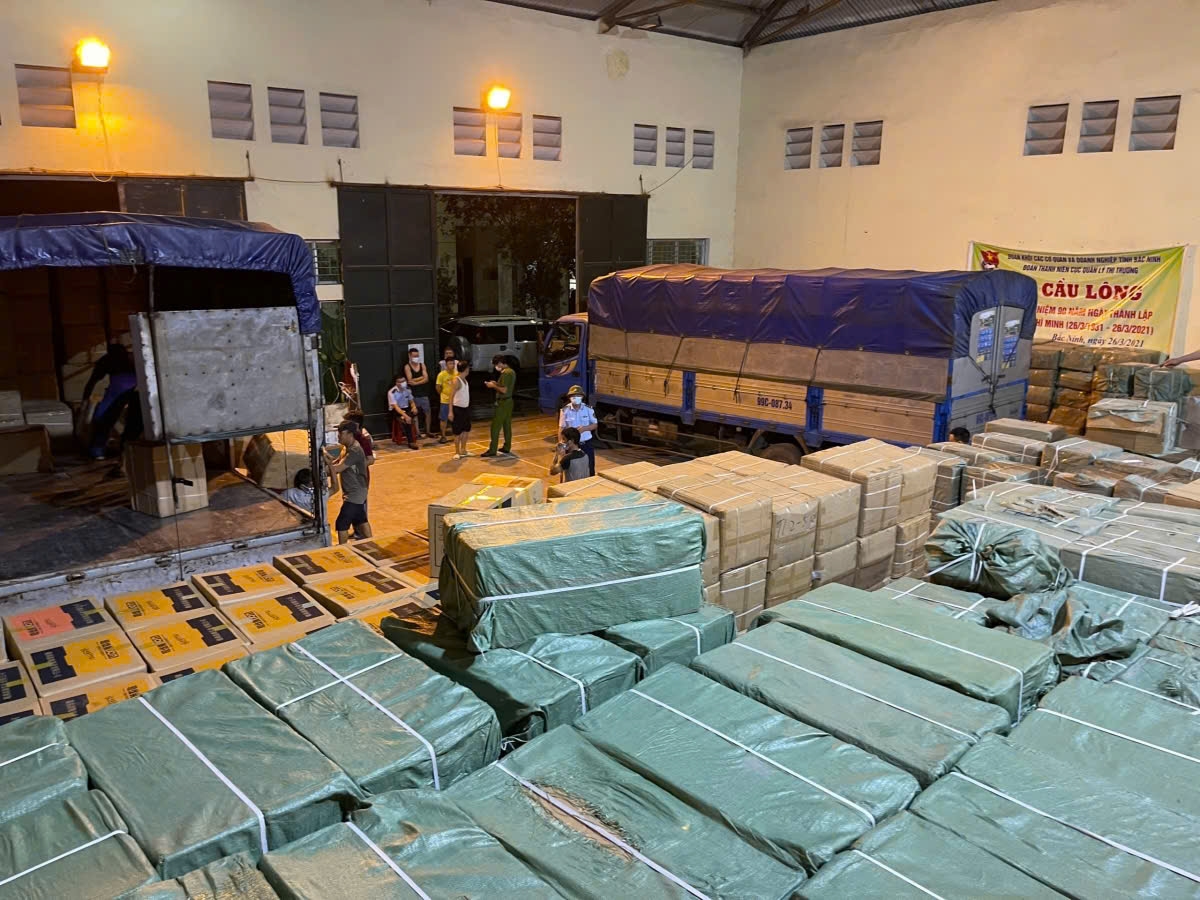 Lực lượng chức năng kiểm tra số hàng vi phạm