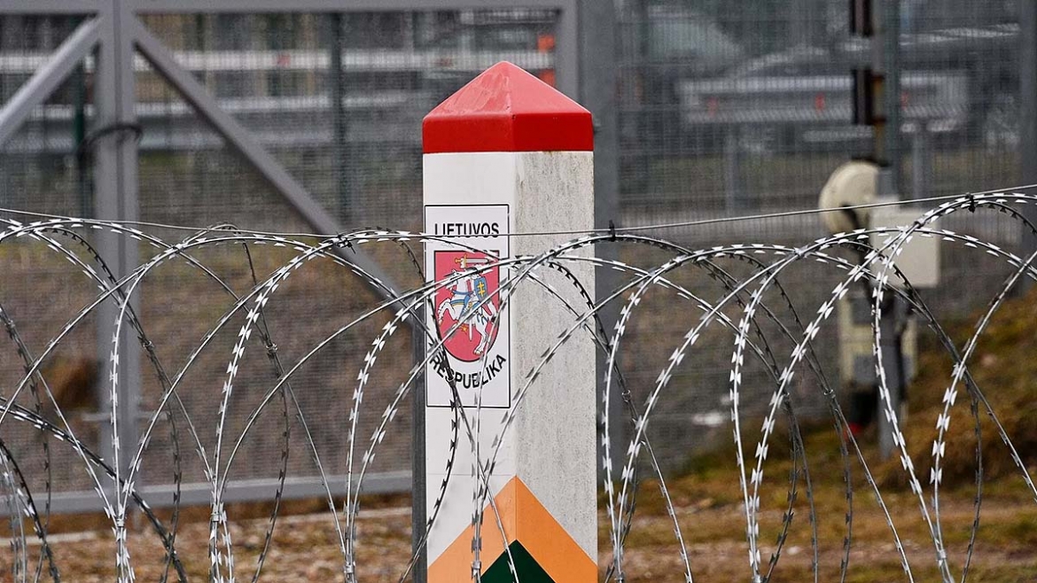Hàng rào thép gai trên biên giới Belarus-Lithuania gần một trạm kiểm soát – (Ảnh: Sputnik) 