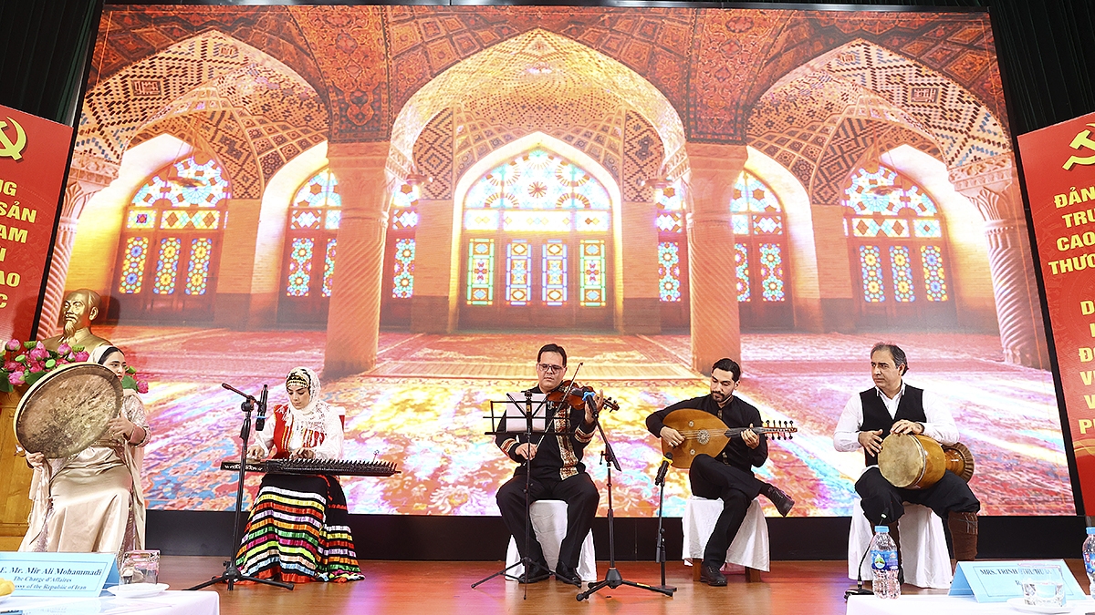 Nhóm nhạc “Sar Afshan” tại buổi biểu diễn