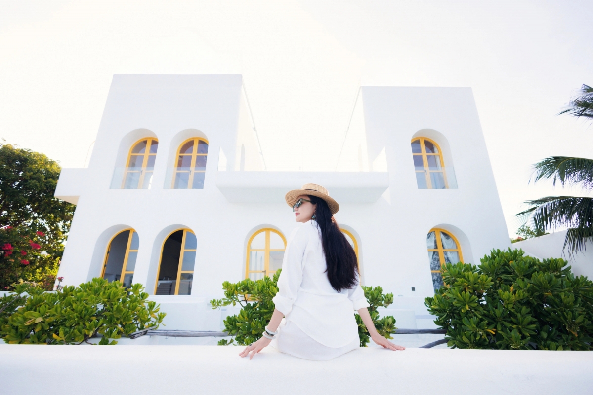 Sau một tháng tập trung công việc, người mẫu Phan Như Thảo dành thời gian nghỉ dưỡng cùng chồng con trong căn biệt thự phong cách Santorini ở làng chài Ninh Tịnh.