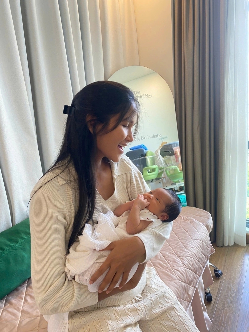 Hoa hậu H'Hen Niê hạnh phúc khi con gái Harley ăn ngủ ngoan, phát triển tốt trong tháng đầu đời. "Mừng Harley tròn một tháng tuổi. Chúc em luôn mạnh khỏe, ngủ ngon, ti mẹ tốt nhé", H'Hen Niê bày tỏ trên trang cá nhân.