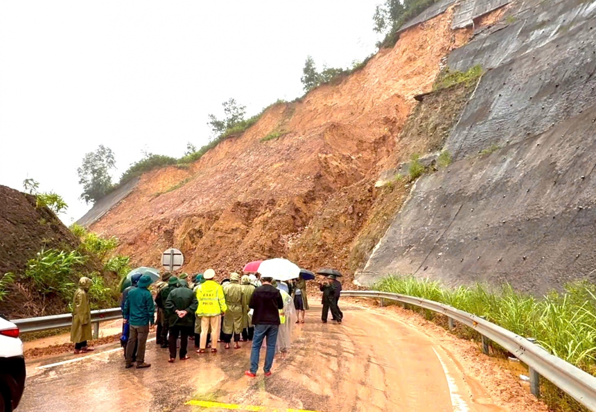 Sạt lở ta-luy dương đường dẫn lên cao tốc La Sơn- Túy Loan đoạn qua xã Khe Tre, thành phố Huế
