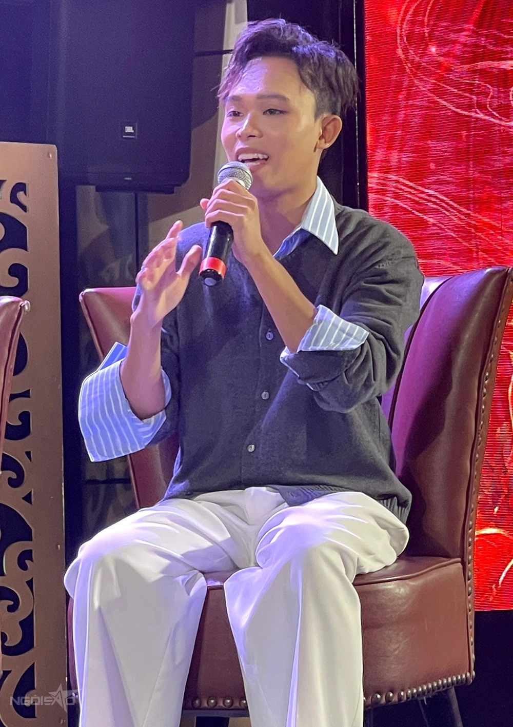 Ca sĩ Hồ Văn Cường đến muộn 30 phút, lộ vẻ gầy gò khi xuất hiện ở buổi họp báo do Như Quỳnh tổ chức tại TP HCM, sau thời gian im ắng.