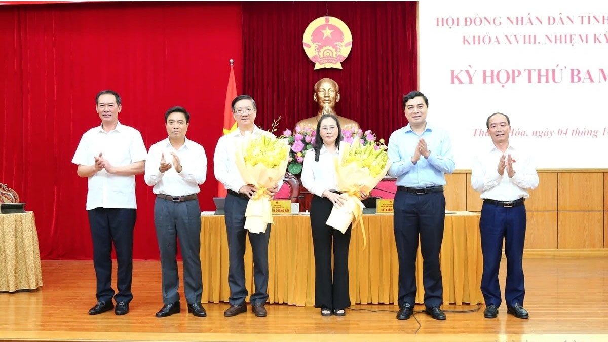  Ông Nguyễn Doãn Anh, Bí thư Tỉnh ủy cùng các đồng chí lãnh đạo tỉnh tặng hoa chúc mừng tân Trưởng Ban Kinh tế - Ngân sách và Trưởng Ban Văn hóa - Xã hội, HĐND tỉnh Thanh Hóa khóa XVIII, nhiệm kỳ 2021-2026. Ảnh: Báo Thanh Hóa