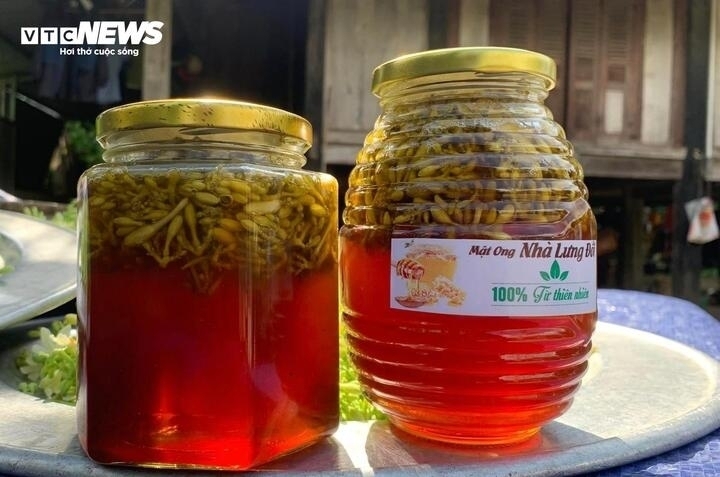 Mật ong ngâm hoa đu đủ được nhiều người chọn để chăm sóc sức khoẻ (Ảnh: Như Loan)