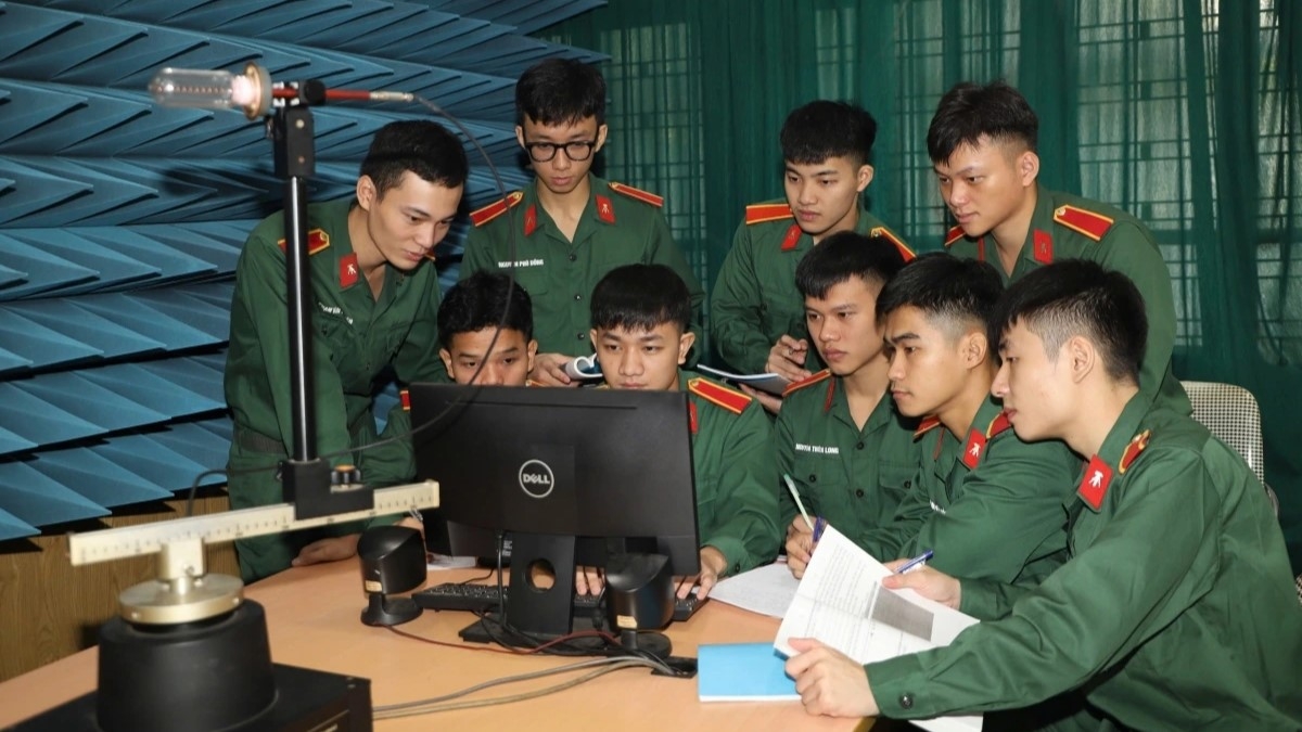 Học viên Học viện Kỹ thuật Quân sự tham gia bảo vệ nền tảng tư tưởng của Đảng trên mạng xã hội. (Ảnh: Huy Thương)