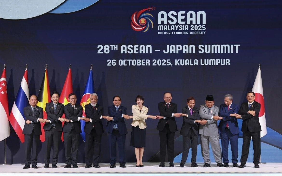 Tân Thủ tướng Nhật Bản Takaichi chụp ảnh lưu niệm tại thượng đỉnh ASEAN - Nhật Bản. Ảnh: Jiji Press.