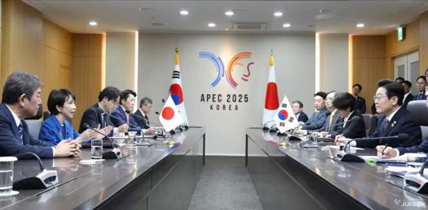 Hội đàm thượng đỉnh Hàn - Nhật. Ảnh: Jiji Press