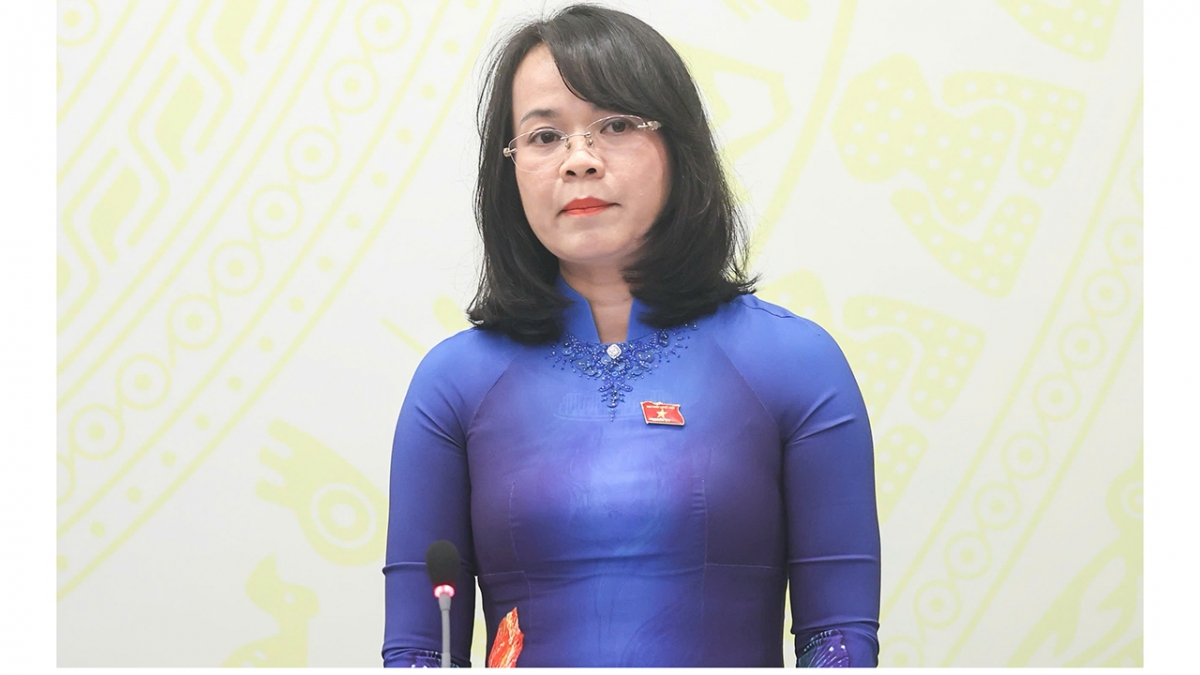 Bà Phạm Thị Hồng Yến, Ủy viên Thường trực Ủy ban Kinh tế của Quốc hội trả lời tại buổi họp báo.