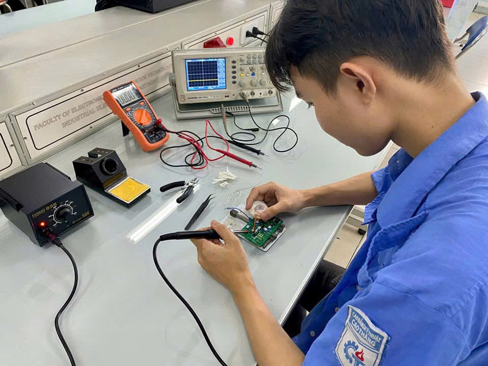 Sinh viên thực hành (ảnh: CĐ Kỹ thuật Cao Thắng)