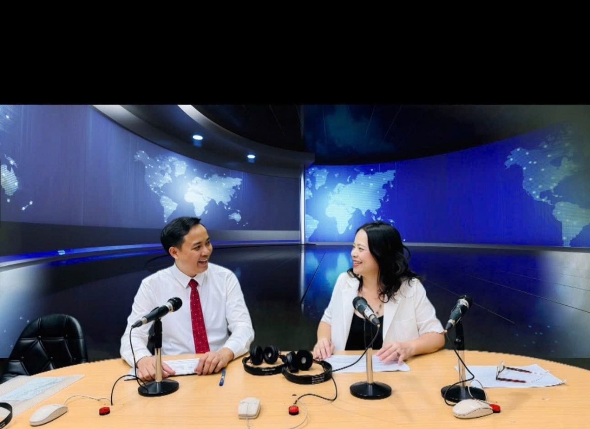 PGS.TS Đỗ Văn Hùng, Giám đốc chương trình nâng cao năng lực ứng dụng AI trường ĐHKHXHVNV (ĐH Quốc gia Hà Nội) tại phòng thu của VOV2