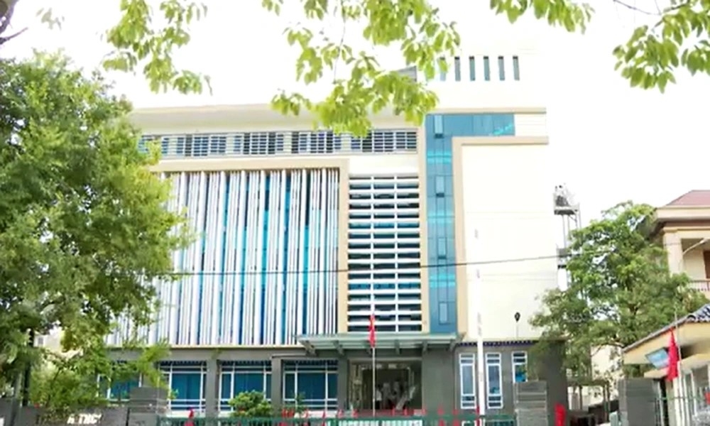 Trụ sở dôi dư thuộc thành phố Thái Bình (cũ) cao 5 tầng, tổng diện tích trên 1.700m2 đã được chuyển đổi công năng cho trường THCS Trần Phú (phường Trần Hưng Đạo, tỉnh Hưng Yên).