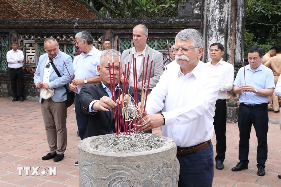 Ngày 21/10,Chủ tịch Quốc hội Hungary Kover Laszlo và đoàn công tác đã đến dâng hương tại Khu di tích lịch sử và kiến trúc nghệ thuật Cố đô Hoa Lư, tỉnh Ninh Bình. (Ảnh: TTXVN)