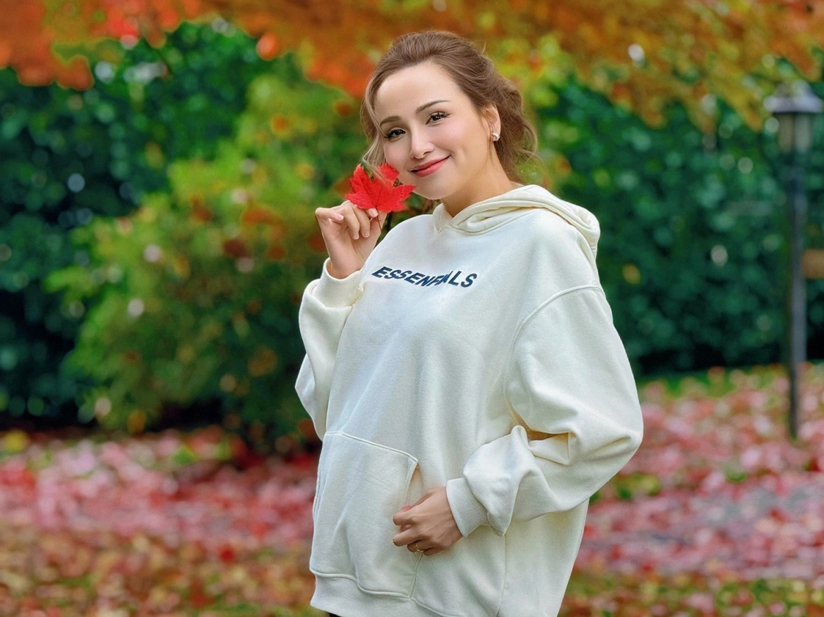 'Mẹ bầu' Diễm Hương được chồng chở đi chơi, ngắm cảnh lá vàng lá đỏ ở Canada cho khuây khỏa, sau thời gian gặp sự cố sức khỏe.