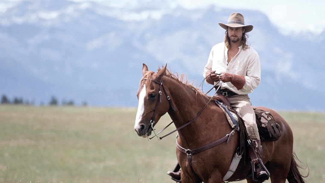 Brad Pitt trong vai Tristan Ludlow – mái tóc vàng và ánh mắt hoang dại đã trở thành biểu tượng của điện ảnh thập niên 1990. (Ảnh: Universal Pictures)