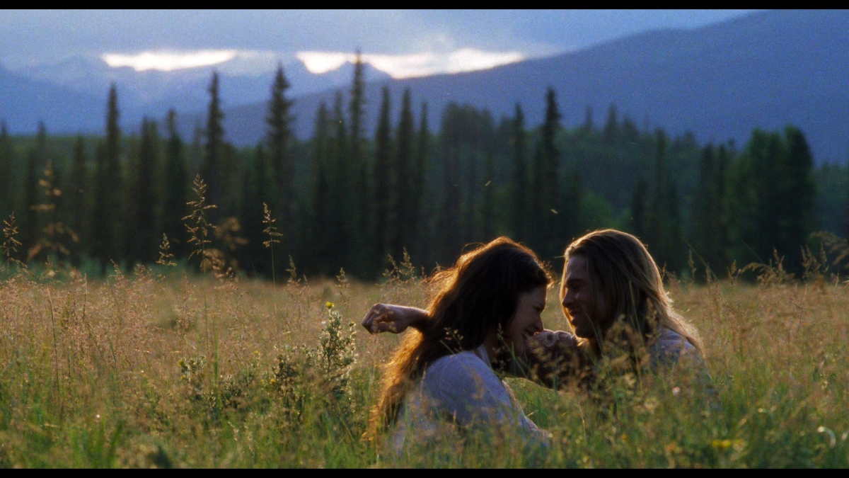 Khung cảnh Montana hùng vĩ – thiên nhiên không chỉ là bối cảnh mà là nhân vật, phản chiếu tâm hồn của Tristan. (Ảnh: Universal Pictures)