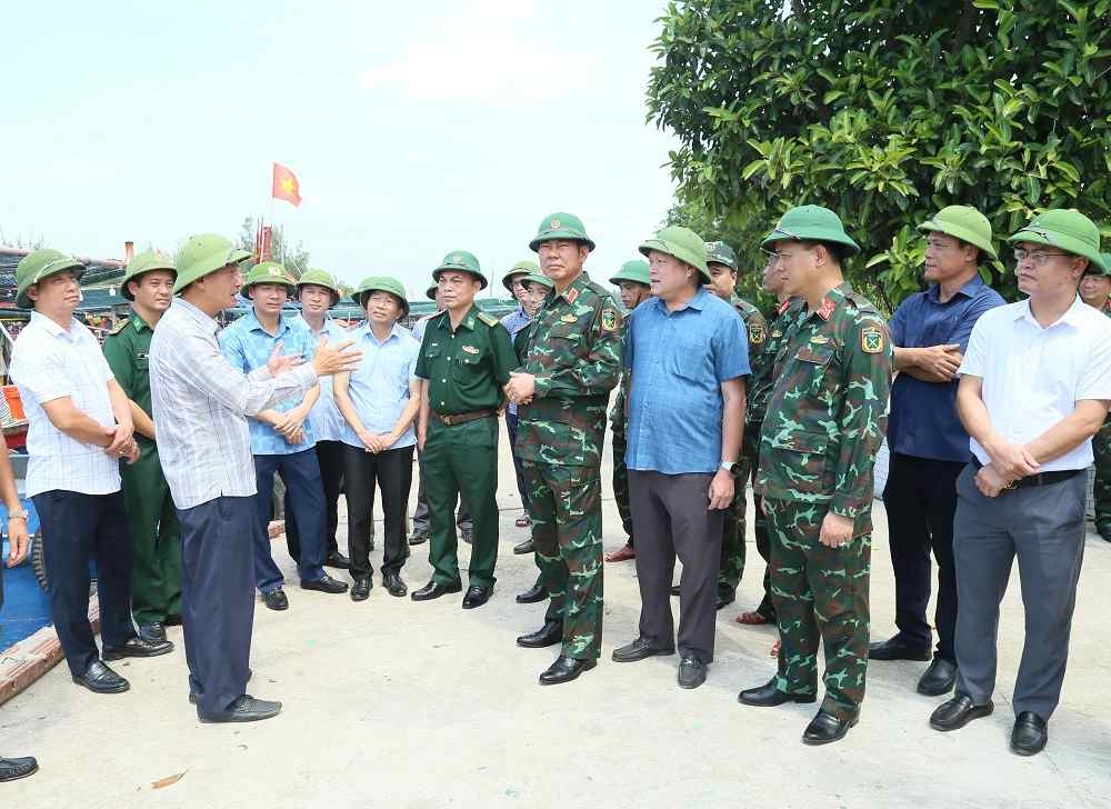 Đoàn công tác của Quân khu 3 và của tỉnh kiểm tra công tác phòng, chống bão số 11 tại cảng cá Cửa Lân, xã Nam Cường. Ảnh: Cổng TTĐT tỉnh Hưng Yên