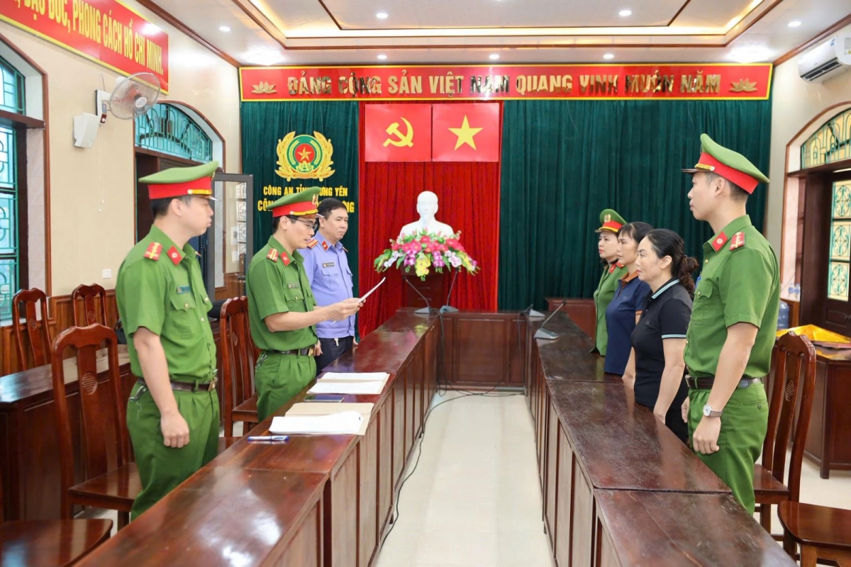 Cơ quan Cảnh sát điều tra đọc quyết định khởi tố bị can đối với Nguyễn Thị Lan, Nguyễn Thị Phương (Ảnh: Công an Hưng Yên).