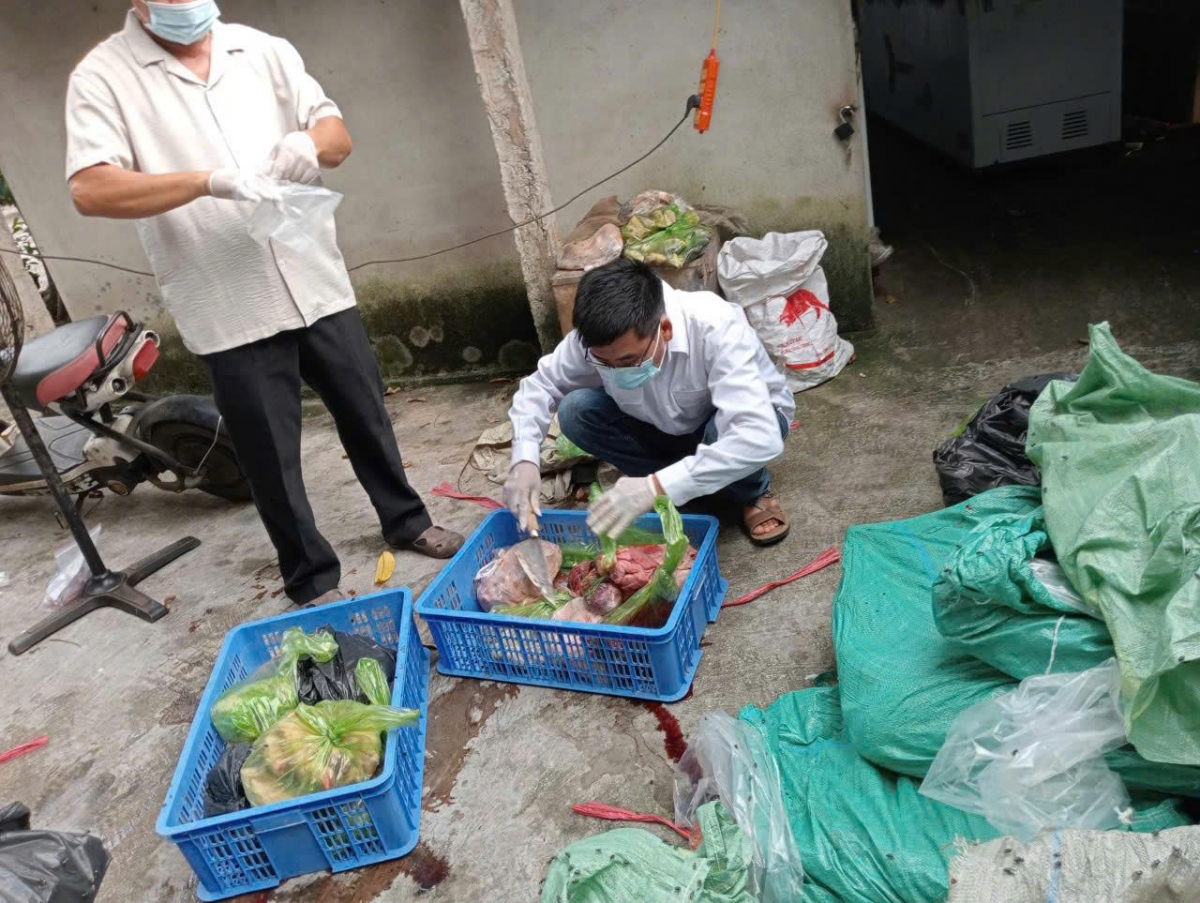 Cơ quan chức năng kiểm tra, thu giữ số thịt lợn thành phẩm nhiễm bệnh tại cơ sở giết mổ của Nguyễn Thị Lan (Ảnh: Công an Hưng Yên).