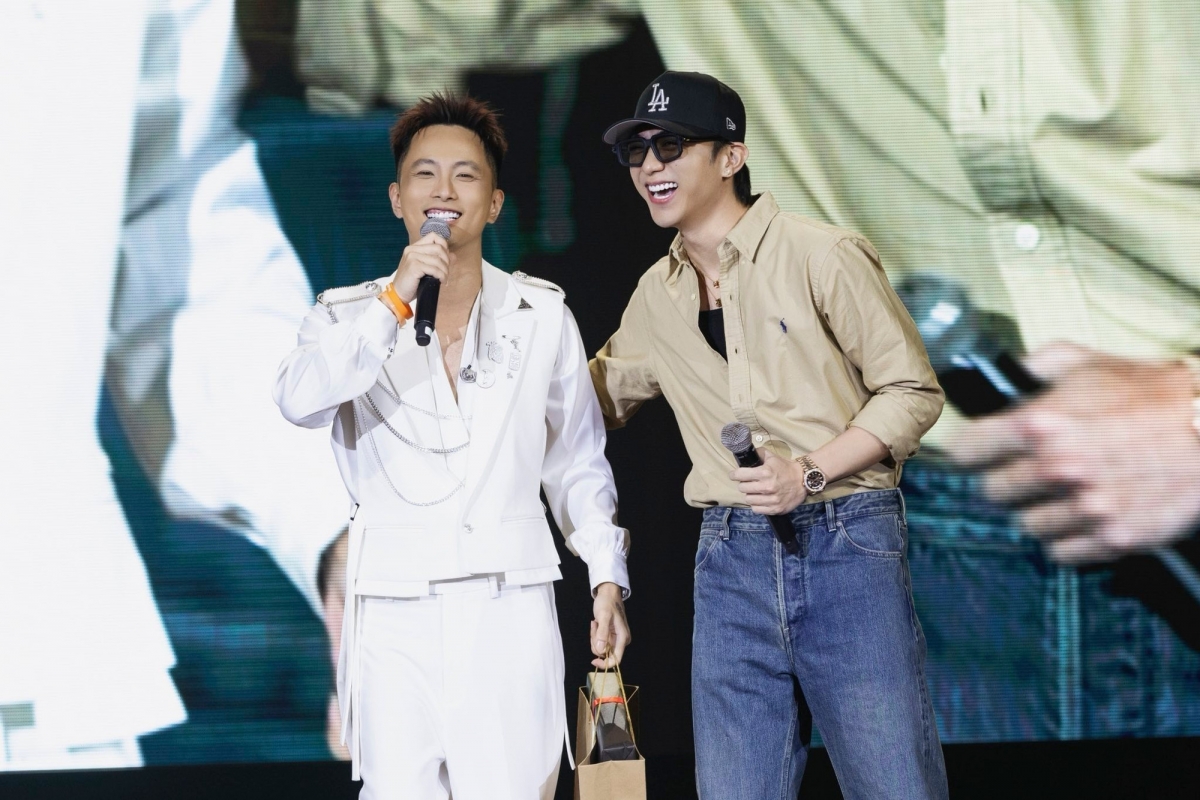 Không chỉ Binz, việc “ẩn” hoặc xóa các bài hát có ngôn ngữ nhạy cảm còn được áp dụng với nhiều nghệ sĩ cùng công ty như Soobin (“Luật anh”), Rhymastic (“Vẽ khói”, “SS Swag”, “Chưa từng cheer ly”) hay “Nguyên team đi vào hết” – bản hit từng gây sốt của Binz.