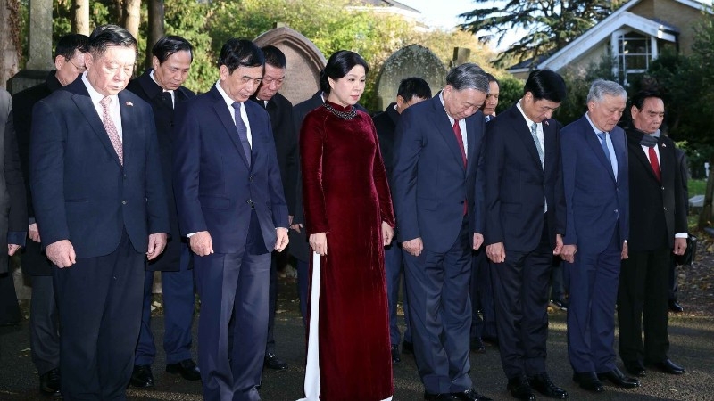 Tổng Bí thư Tô Lâm và Phu nhân cùng Đoàn đại biểu cấp cao Việt Nam tưởng niệm trước mộ Karl Marx - Lãnh tụ của giai cấp vô sản. (Ảnh: Thống Nhất/TTXVN)