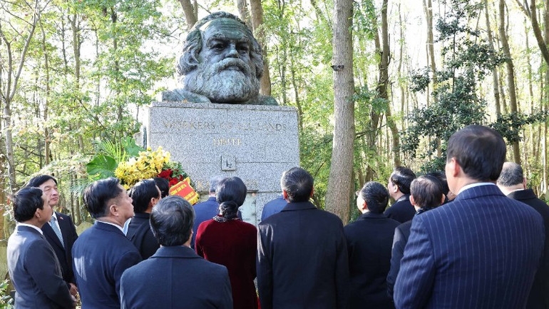 Tổng Bí thư Tô Lâm đặt vòng hoa viếng tại mộ Karl Marx - Lãnh tụ của giai cấp vô sản.